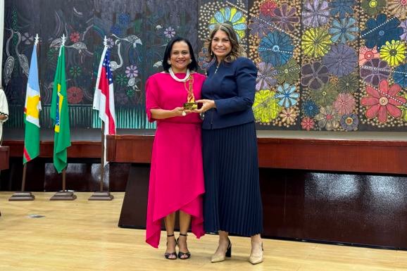 Gardênia Cavalcante, foi homenageada pela Justiça do Trabalho por iniciativa que promove educação formal e qualificação profissional para pessoas privadas de liberdade. – Fotos: Ascom | Sesi-RR