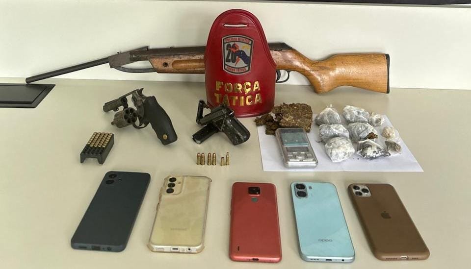 Material apreendido e apresentado na Delegacia de Polícia (Foto: Divulgação)